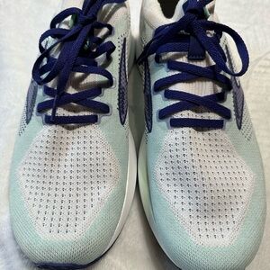 BROOKS LEVITATE Women Size 11 sneakers.  Never been worn.